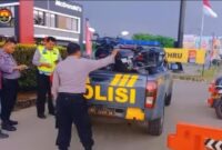 1765019167613-polisi-bantu-warga-yang-lapor-ke-110-karena-motornya-mogok-di-cikarang-1765015094136_169