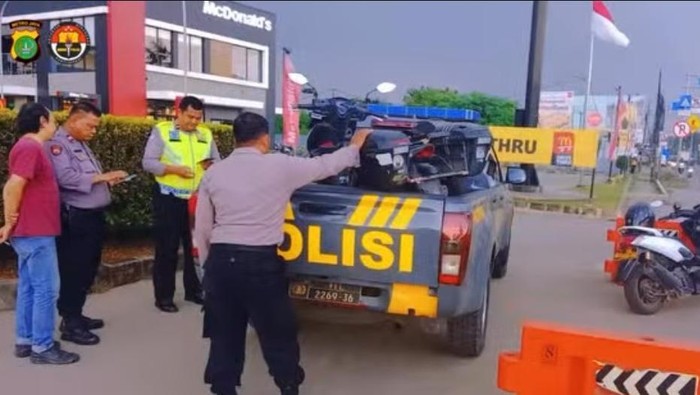 1765019167613-polisi-bantu-warga-yang-lapor-ke-110-karena-motornya-mogok-di-cikarang-1765015094136_169