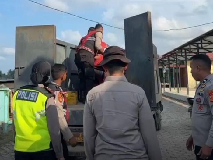 1765019169457-satlantas-polres-pidie-jaya-aceh-melaksanakan-kegiatan-bakti-sosial-peduli-bencana-memberikan-bantuan-makanan-popok-hingga-ala-1765013907585_43