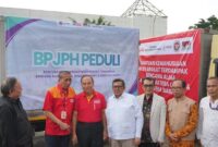 1765040775986-bpjph-bersama-alfamart-secara-resmi-melepas-keberangkatan-10-truk-bantuan-kemanusiaan-untuk-korban-banjir-dan-tanah-longsor-di-1765037085267_169