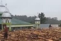1765062301538-masjid-yang-tersisa-di-desa-sekumur-kecamatan-sekarak-aceh-tamiang-foto-screenshot-video-1765027762460_169