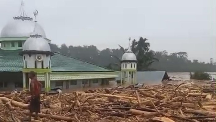 1765062301538-masjid-yang-tersisa-di-desa-sekumur-kecamatan-sekarak-aceh-tamiang-foto-screenshot-video-1765027762460_169