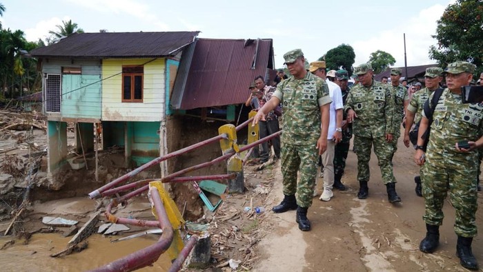 1765062304956-wakil-panglima-tni-jenderal-tni-tandyo-budi-r-meninjau-desa-garoga-dan-batuhulu-di-tapanuli-selatan-sumatera-utara-1765044150349_169