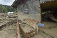 1765083937226-721-rumah-rusak-berat-akibat-banjir-bandang-di-agam-1765030793021_169