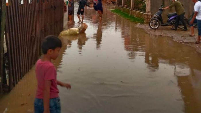 1765083941582-warga-melintasi-genangan-banjir-susulan-di-gampong-aceh-kabupaten-aceh-timur-minggu-7122025-1765081751601_169