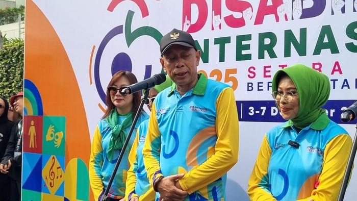 1765083947817-wamensos-agus-jabo-bicara-menggunakan-mikrofon-taufiqdetikcom-1765078911814_169