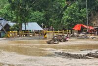 1765105583731-sungai-di-agam-kembali-meluap-saat-hujan-deras-ameliadetikcom-1765103560850_169