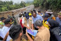 1765105588445-andre-rosiade-cek-jembatan-putus-di-agam-sumbar-dokistimewa-1765101429211_169