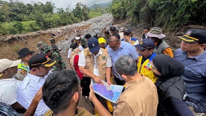 1765105588445-andre-rosiade-cek-jembatan-putus-di-agam-sumbar-dokistimewa-1765101429211_169