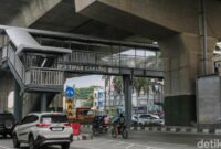 1765105592441-jpo-tipar-cakung-dinilai-rawan-bahaya-bagi-penyeberang-1765025721172_169