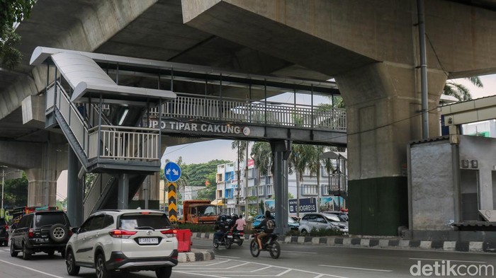 1765105592441-jpo-tipar-cakung-dinilai-rawan-bahaya-bagi-penyeberang-1765025721172_169