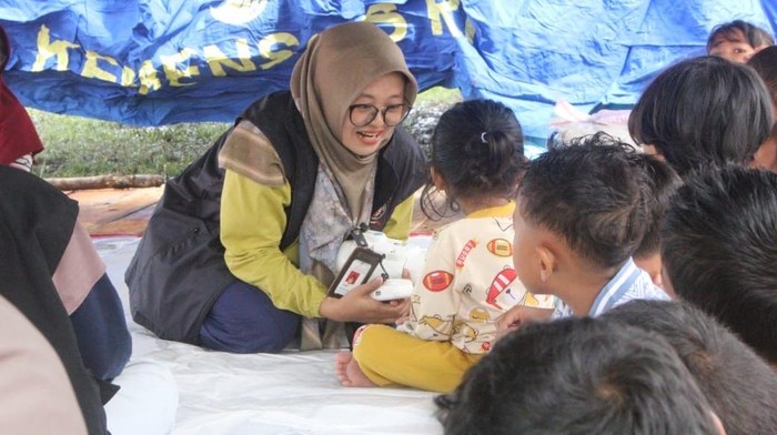 1765127149427-kemensos-beri-layanan-dukungan-psikososial-bagi-korban-banjir-aceh-1765119606527_169