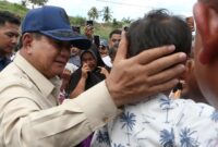 1765127151771-potret-prabowo-tinjau-posko-pengungsian-bireuen-dan-cicipi-masakan-dapur-umum-1765098462160_169