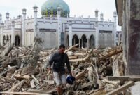 1765127156407-tumpukan-kayu-pascabanjir-bandang-putus-akses-ke-desa-tanjung-karang-aceh-tamiang-1765081980694_169