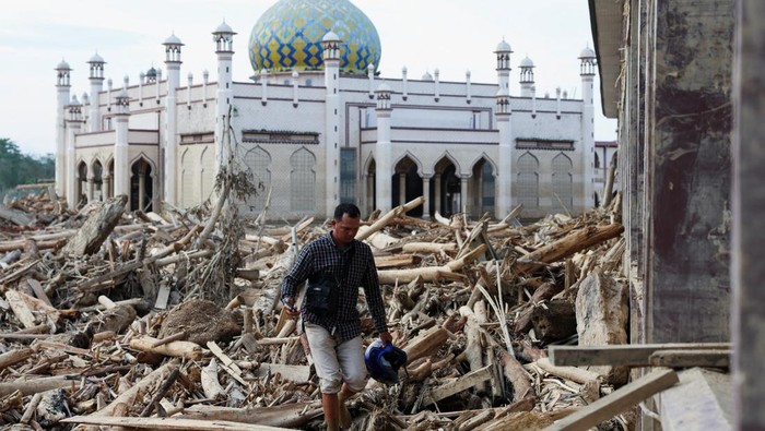 1765127156407-tumpukan-kayu-pascabanjir-bandang-putus-akses-ke-desa-tanjung-karang-aceh-tamiang-1765081980694_169