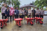 1765127157683-polda-riau-serahkan-bantuan-cangkul-gerobak-ke-korban-bencana-sumbar-1765110734410_169