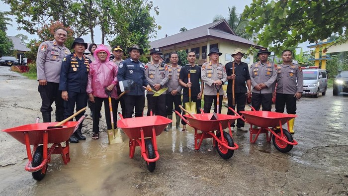 1765127157683-polda-riau-serahkan-bantuan-cangkul-gerobak-ke-korban-bencana-sumbar-1765110734410_169