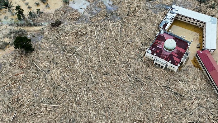 1765148693896-tumpukan-kayu-pascabanjir-bandang-putus-akses-ke-desa-tanjung-karang-aceh-tamiang-1765081980489_169