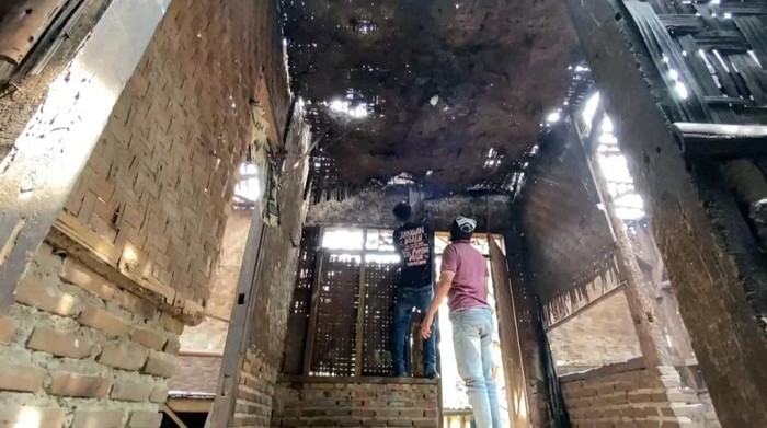 1765148695889-warga-swadaya-bangun-rumah-kanapiah-yang-tidak-layak-untuk-dihuni-dok-istimewa-1765130516066_169