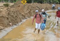 1765170379183-banjir-menggenangi-tukka-jalan-berlumpur-hambat-penyaluran-bantuan-1765164369143_169