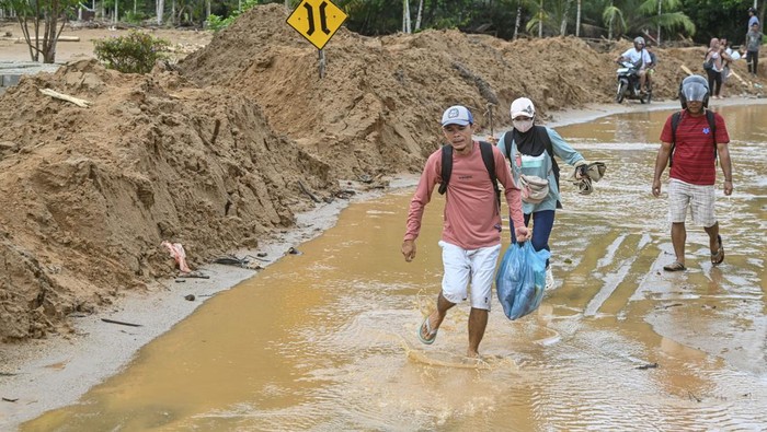 1765170379183-banjir-menggenangi-tukka-jalan-berlumpur-hambat-penyaluran-bantuan-1765164369143_169