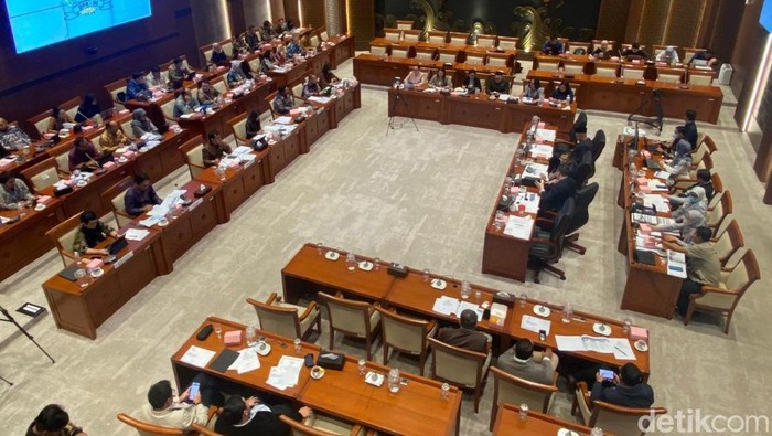 1765170384249-meutya-hafid-1765168908187_169