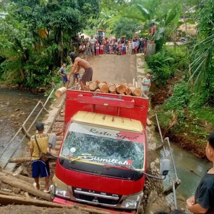 1765170384818-jembatan-di-pandeglang-ambruk-dok-istimewa-1765108402519_11