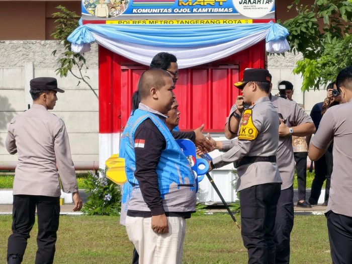 1765170385945-kapolda-metro-jaya-irjen-asep-edi-suheri-1765168241956_43