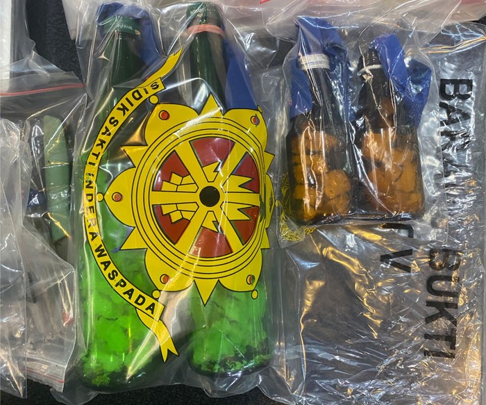 1765191955155-penampakan-barang-bukti-disita-tersangka-penghasut-rencanakan-kericuhan-wildandetikcom-1765190863148