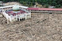 1765191955723-tumpukan-kayu-pascabanjir-bandang-putus-akses-ke-desa-tanjung-karang-aceh-tamiang-1765081980639_169