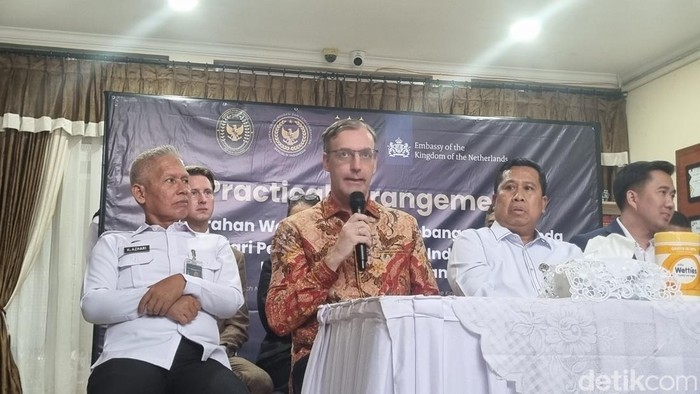 1765191961563-deputy-head-of-mission-of-the-kingdom-of-the-netherlands-to-indonesia-adriaan-palm-1765189576997_169