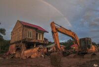 1765235081652-721-rumah-rusak-berat-akibat-banjir-bandang-di-agam-1765030793131_169