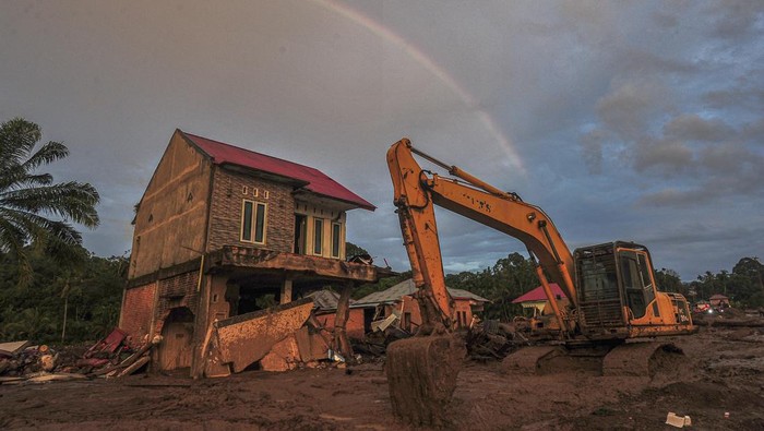 1765235081652-721-rumah-rusak-berat-akibat-banjir-bandang-di-agam-1765030793131_169