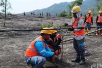 1765235083076-kabel-listrik-putus-imbas-banjir-lahar-dingin-di-lumajang-1765208429967_169