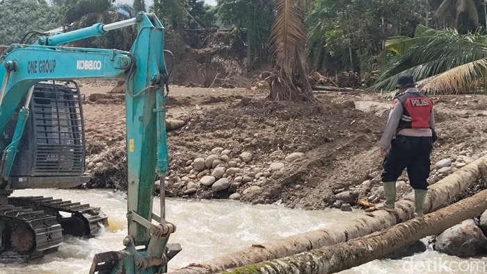 1765256784415-polda-sumbar-dan-riau-kini-membangun-jembatan-darurat-yang-menghubungkan-antardesa-di-nagari-salareh-aia-kabupaten-agam-sumbar-1765254643948_169