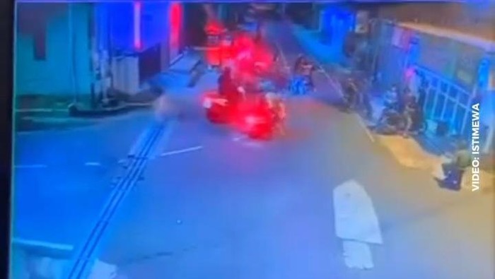 1765256786232-aksi-meresahkan-gerombolan-bermotor-bersenjata-tajam-di-cimahi-1765252113558_169