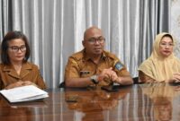 1765256791365-pemko-sibolga-saat-press-konferensi-pers-terkait-pungli-pemulangan-jenazah-korban-bencana-di-rsud-fl-tobing-sibolga-dok-pemkot-1765249963643_169