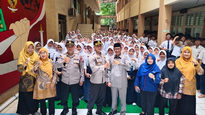 1765256792775-polres-metro-jakarta-barat-menyambangi-smk-sma-dan-smp-di-cengkareng-polisi-mengimbau-siswa-waspada-terkait-ajakan-tawuran-hin-1765251558294_169