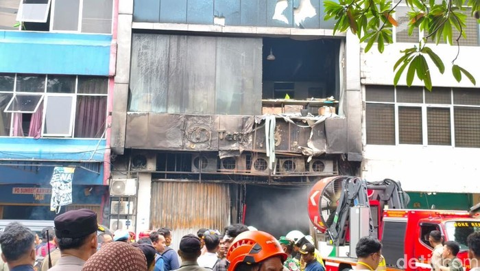 1765278386180-bangunan-rumah-toko-ruko-di-cempaka-baru-kemayoran-jakarta-pusat-jakpus-terbakar-proses-pemadaman-dan-evakuasi-korban-masih-di-1765271667789_169