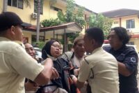 1765278392892-salah-satu-keluarga-korban-kebakaran-gedung-di-jakpus-tiba-tiba-pingsan-saat-tiba-di-rs-polri-kramat-jati-1765275655447_169