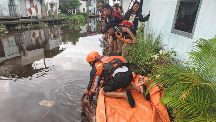1765299951043-bocah-10-tahun-di-pontianak-ditemukan-meninggal-setelah-hilang-saat-banjir-rob-1765267770146_169