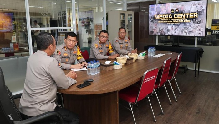 1765299951544-polri-dirikan-media-center-untuk-penyaluran-bantuan-kemanusiaan-terkait-bencana-sumatera-dokistimewa-1765296275078_169