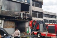 1765299952583-bangunan-rumah-toko-ruko-di-cempaka-baru-kemayoran-jakarta-pusat-jakpus-terbakar-proses-pemadaman-dan-evakuasi-korban-masih-di-1765271667624_169