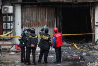 1765299955769-labfor-polri-telusuri-pemicu-kebakaran-ruko-di-kemayoran-1765285991916_169