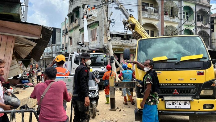 1765321484208-personel-brimob-polda-aceh-dikerahkan-untuk-mengawal-penormalan-listrik-pascabanjir-di-aceh-tamiang-dokistimewa-1765317185508_169