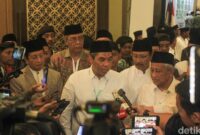 1765321485592-kh-zulfa-mustofa-resmi-jadi-pj-ketum-pbnu-1765298227477_169