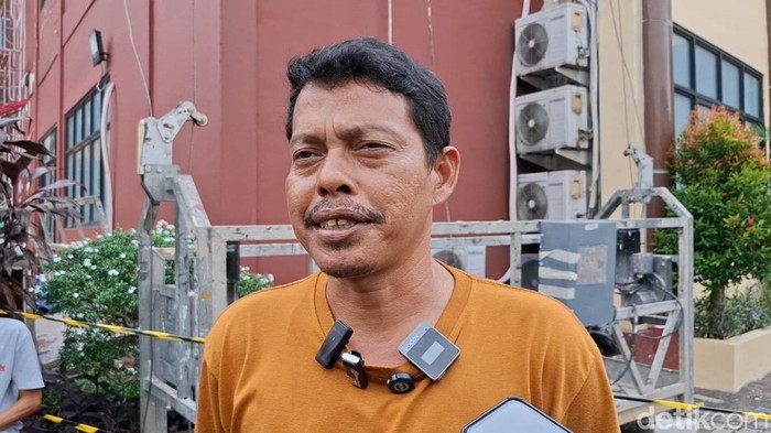 1765343196215-sulaiman-keluarga-korban-kebakaran-gedung-terra-drone-1765340438263_169