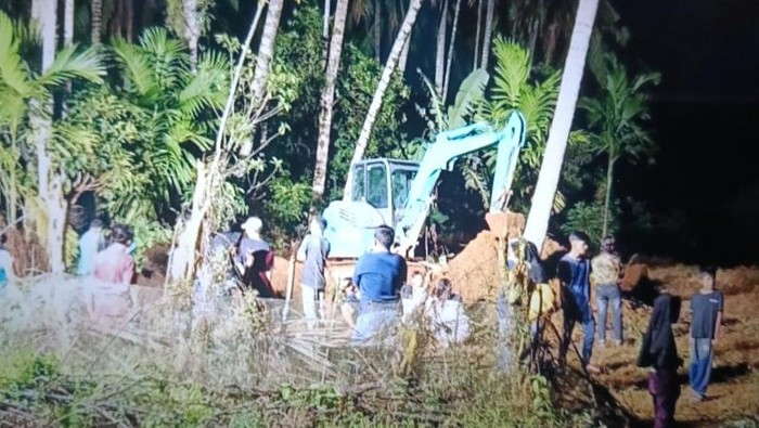 1765343199723-proses-pemakaman-korban-banjir-bandang-di-tempat-pemakaman-umum-tpu-sungai-jariang-kecamatan-palembayan-kabupaten-agam-antarah-1765340096132_169