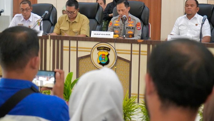 1765364766321-kementerian-kehutanan-bersama-polda-lampung-merilis-hasil-penanganan-gelondongan-kayu-yang-terdampar-di-pantai-tanjung-setia-k-1765363003681_169