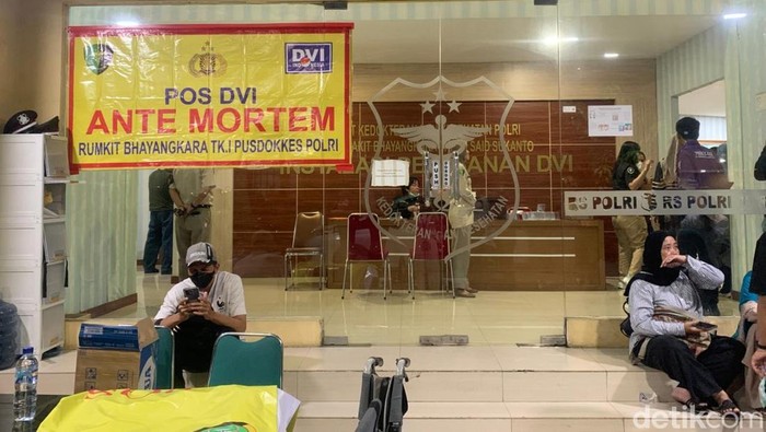 1765364768716-kepolisian-membangun-posko-untuk-membantu-keluarga-korban-kebakaran-gedung-yang-berlokasi-di-kemayoran-jasad-22-korban-juga-se-1765284486897_169